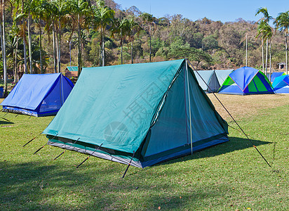 山上露营帐篷岩石旅行绿色荒野营地场地草地蓝色假期风景图片