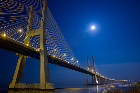 夜间月光下悬吊桥图片