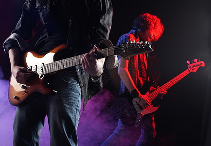 摇滚音乐家在现场音乐会演奏设备热情灯光摇滚乐活动流行音乐家文艺乐队电吉他叛乱图片