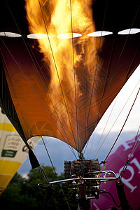 热空气气气球晴天运动航班气球丝热气亮度蓝色天空黄色热气球图片