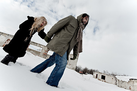 无家可归的夫妇在冬季挣扎图片