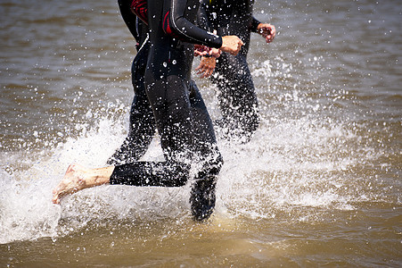 Triathlon 三角体运动跑步竞技速度竞赛游泳海滩赛车体育铁人图片