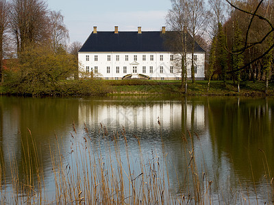 位于丹麦湖边的美丽乡村豪宅财产绿色森林建筑学房子建筑农场城市乡村住宅图片