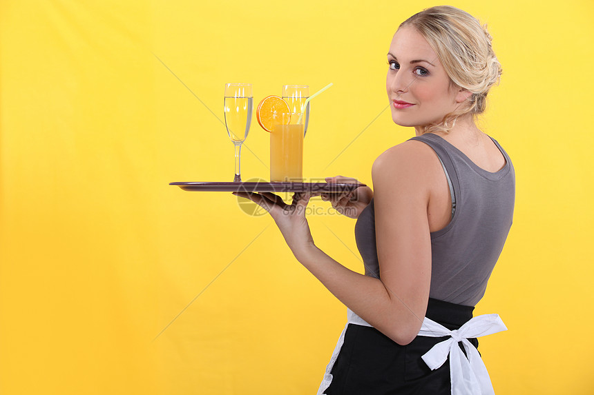 女服务员肖像眼镜欢迎工作服餐厅稻草金发女郎酒馆橙汁黄色托盘图片