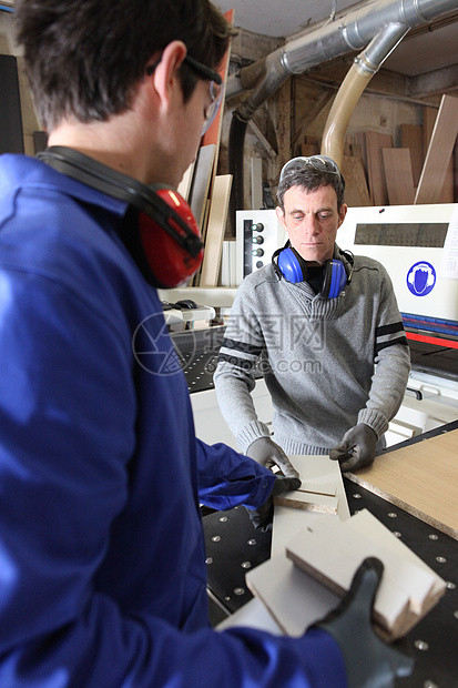 青年学徒帮助危险建造工艺工具人预防力量面具帮手男性图片