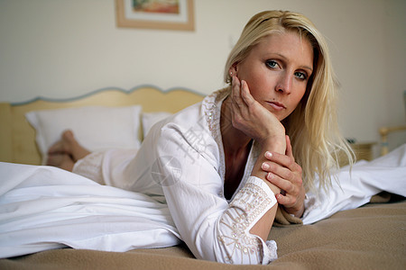 女人躺在床上苏醒枕头沮丧金发悲伤噪音疾病成人就寝压力图片