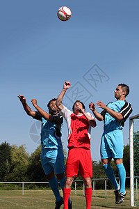 足球运动员跳球图片