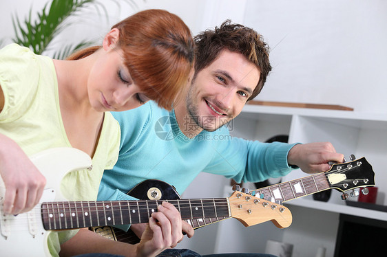吉他老师和他的女学生图片