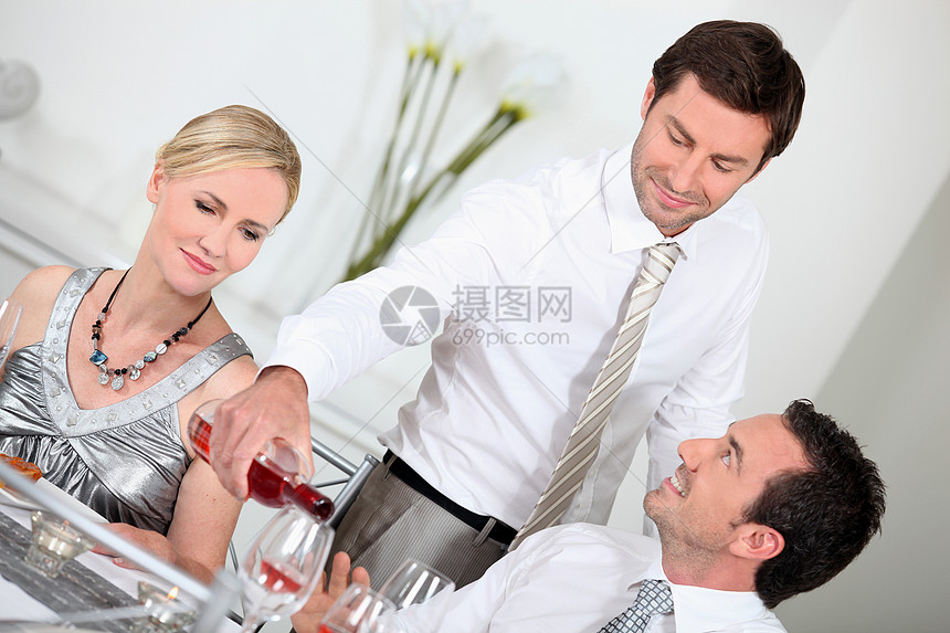 晚餐晚宴派对夫妻瓶子玫瑰头发衬衫领带女性女士房子餐厅图片