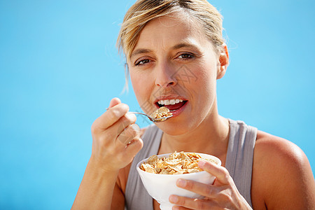 金发女人吃一碗麦饭图片
