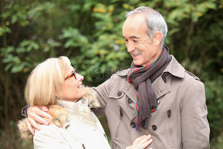 花园里的老夫妇纽扣眼镜寒冷金发天气退休衬套视力先辈祖父母图片