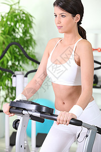 女人骑脚踏车健身房幸福胸罩文胸白色有氧运动女士跑步机活力柜台图片