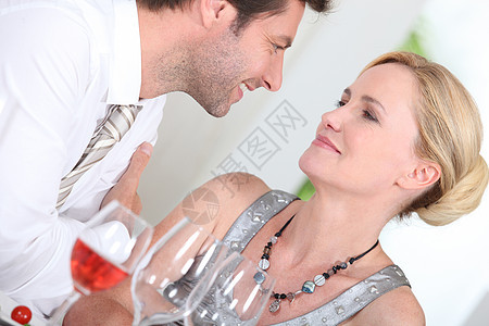 晚餐时吃一对夫妇娱乐眼镜微笑夫妻饮料派对女士庆典餐厅食物图片