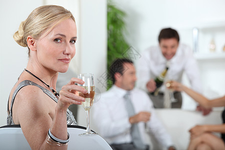 一位喝着葡萄酒的女人的肖像金发女郎客厅女士朋友们派对友谊乐趣邀请函裙子客人图片