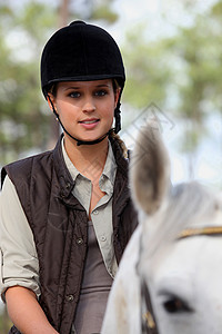 年轻女孩骑马闲暇跑步骑术培训师空气兴趣女士乐趣缰绳动物图片