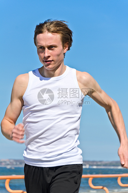 运动健壮的年轻男子在海岸线上奔跑海岸男性天空力量训练耐力短跑男人跑步成人图片