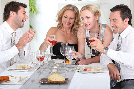 四个快乐的人 在豪华晚宴的开始图片