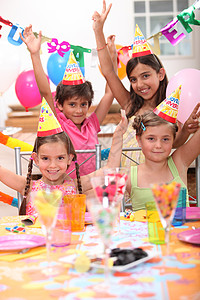 参加生日派对的儿童男生家庭桌子糖果孩子们女孩童年友谊帽子气球图片