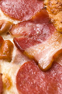 意大利披萨 配培根 腊肠和奶油奶酪薄壳小吃食物面包晚餐营养午餐垃圾图片