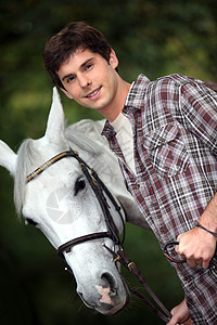 年轻人用白马紧贴一匹白马图片
