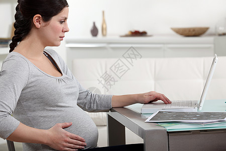 利用互联网研究的怀孕妇女;图片