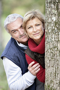 老夫妇在一棵树旁偷看图片