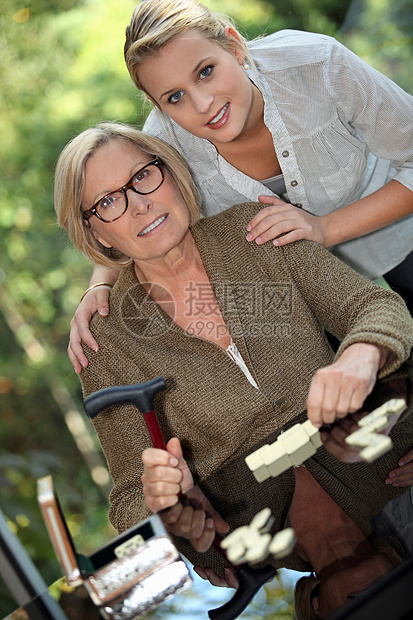 年轻女子与外祖母装扮图片