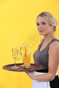 女服务员肖像黄色背心咖啡店金发女郎托盘橙汁微笑酒吧蓝色员工图片