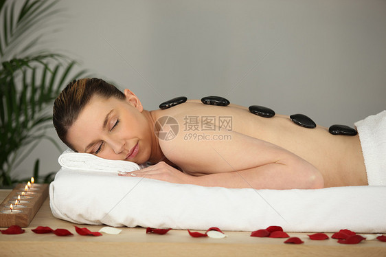 女人在温泉水里毛巾疗法石头沉思女士冥想床垫内心说谎芳香图片