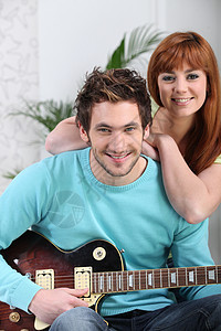 一个男人弹吉他 和他的女朋友图片