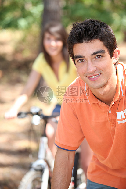 一名骑自行车的年轻人图片