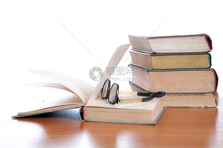 旧眼镜和旧书放在桌子上阅读来源学校图书馆大学讲师体积头书教育老师图片