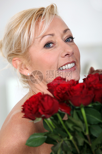 女人带着一堆红玫瑰金发女郎已婚周年天后纪念日玫瑰花束场合戏剧肩膀图片