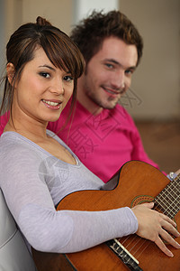 女人为男朋友弹吉他的吉他女士乐器细绳字符串唱歌指板吉他手弹奏歌曲音乐图片