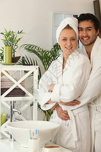 年轻夫妇一起在浴室里图片