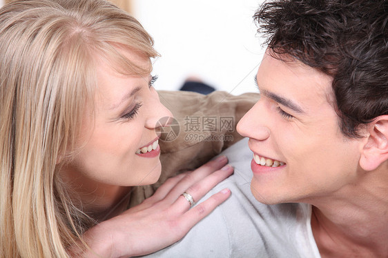 微笑的年轻夫妇女孩女性喜悦家庭男性笑声夫妻感情男人毯子图片