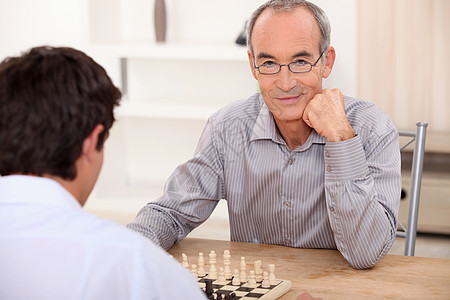 高中生和孙子一起下象棋图片