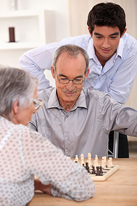 年轻男人看老夫妇下象棋图片
