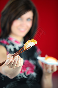 女人用筷子吃寿司图片