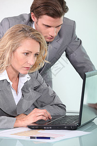 配备膝上型计算机的行政首长个人电脑伙伴成就笔记本团队套装夫妻办公室棕色图片