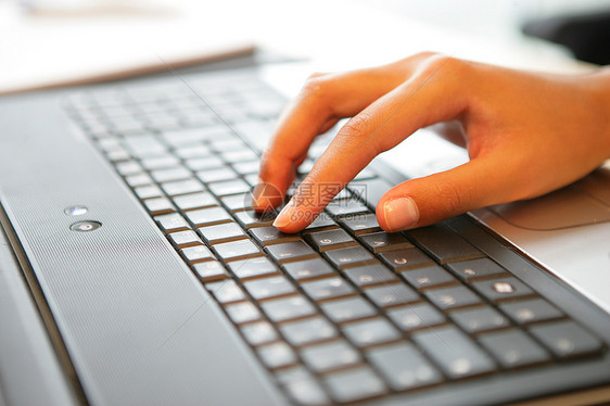 手放在笔记本电脑键盘上电子产品网络钥匙工人硬件职业手指技术职场商业图片