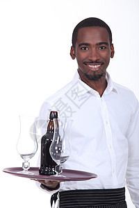 带着啤酒瓶托盘的黑人服务员图片