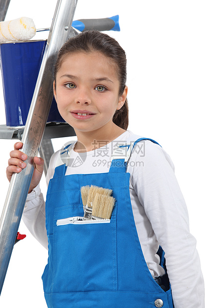 打扮成画家的女孩梯子事业敷料孩子们蓝色工作工作服滚筒刷子工作室图片