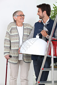 帮助年长妇女老年微笑团结男人祖母房子服务女士工作梯子图片