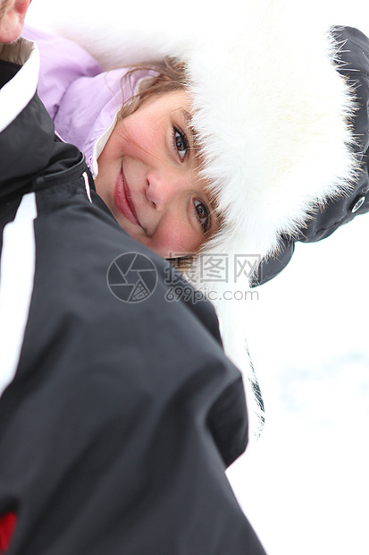 男人让女儿在雪中背背背图片