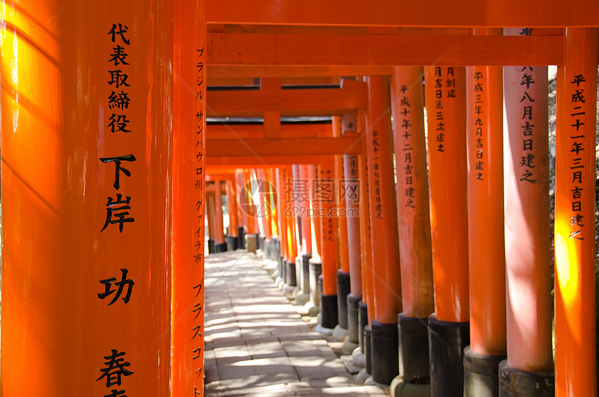 京都Inari圣堂的托里门通道汉子写作宗教寺庙神道旅游入口橙子文化图片