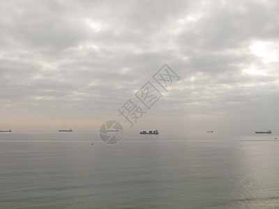 货货船运输拖运大部分钓鱼渡船卸载商业货轮进口商品图片