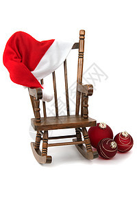 带有红色果冻袋盖的旧木制摇椅木头椅子家具绒球引擎盖座位玩具白色图片