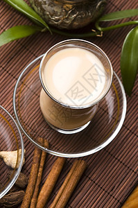 马萨拉沙伊牛奶树叶泡茶小豆蔻叶子玻璃杯香料香菜肉桂时间图片