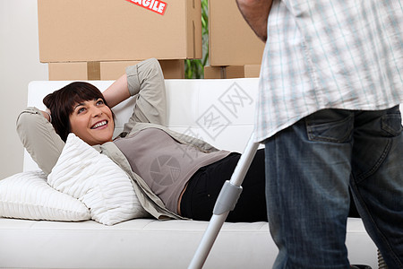女人睡在沙发上货物纸盒房间微笑力量说谎男性乐趣喜剧衬衫图片